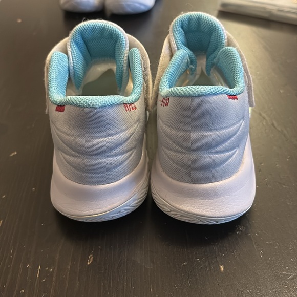 Nike x Kyrie Flytrap 5’1 World 1 People - Picture 3 of 7